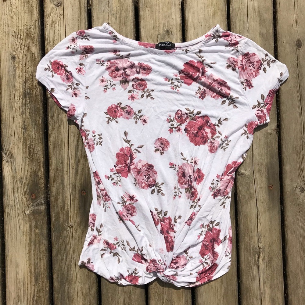 🌺 Front Knot Rue21 Floral Tee